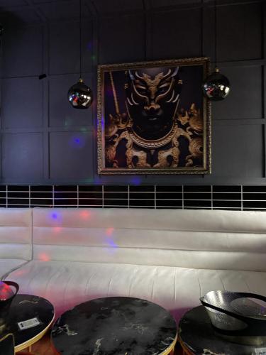 PROJECT 13 EMPERORS LOUNGE - 22